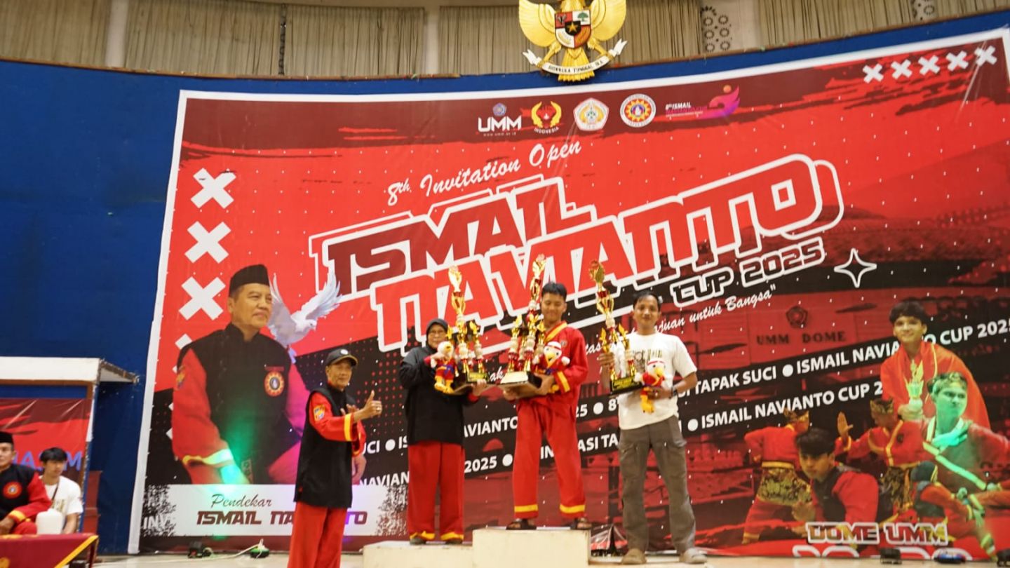 Tim atlit tapak suci SMK Muda Malang menerima trophy sebagai juara umum dua kategori remaja. 