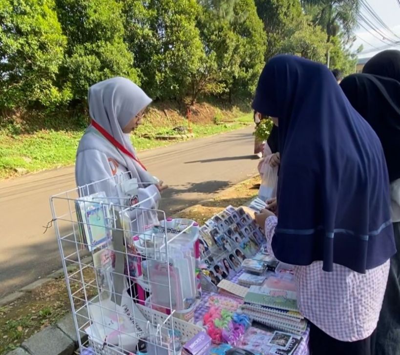 Tampak Happy Amelia ketika merintis bisnis asesoris fashion.